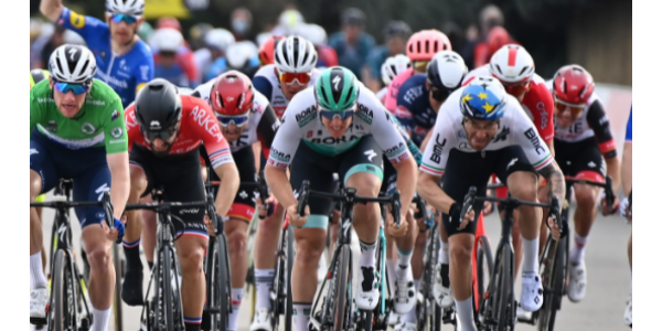 Nacer Bouhanni staat geblesseerd aan de kant